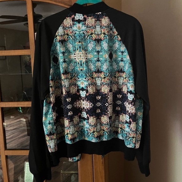 XL Floral bomber jacket. Very lightweight w pockets. Elastic cuffs & waist. EUC - Picture 9 of 9
